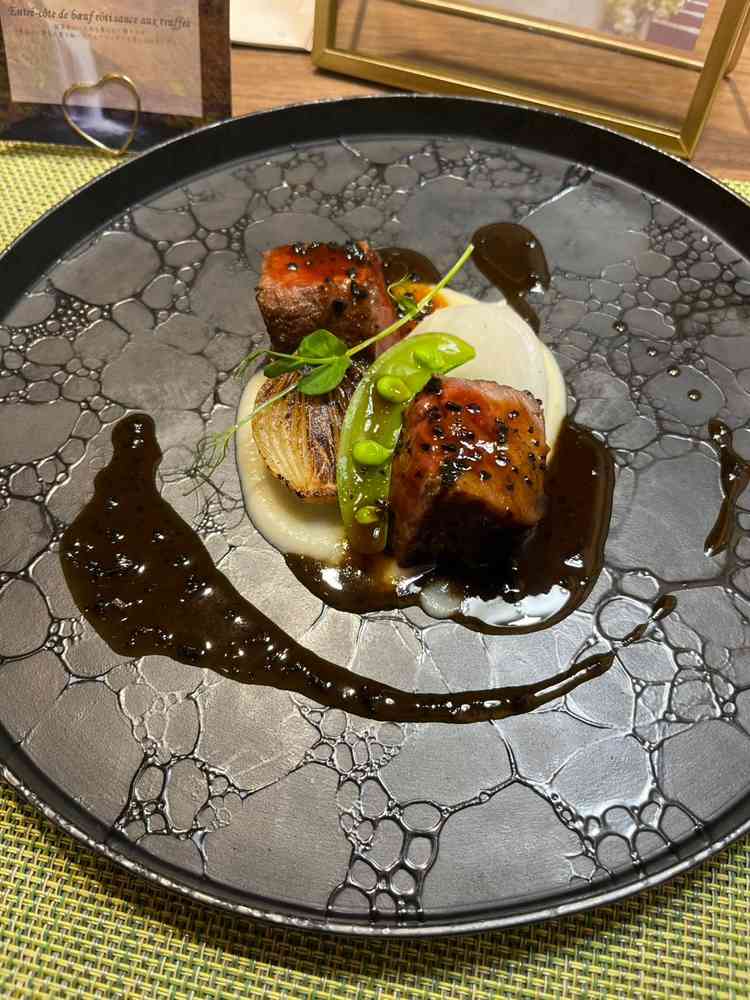 メインディッシュのお肉です。とても柔らかくて美味しかったです。まわりのタマネギとカブも柔らかくて美味