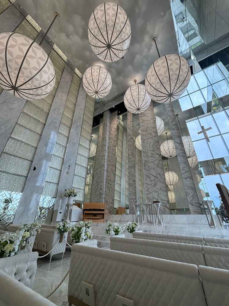 チャペルの内観。天井が高く、開放的な雰囲気がとても印象的でした。