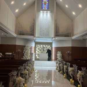 階段があるため、ドレスを綺麗に見せることができると思いました。