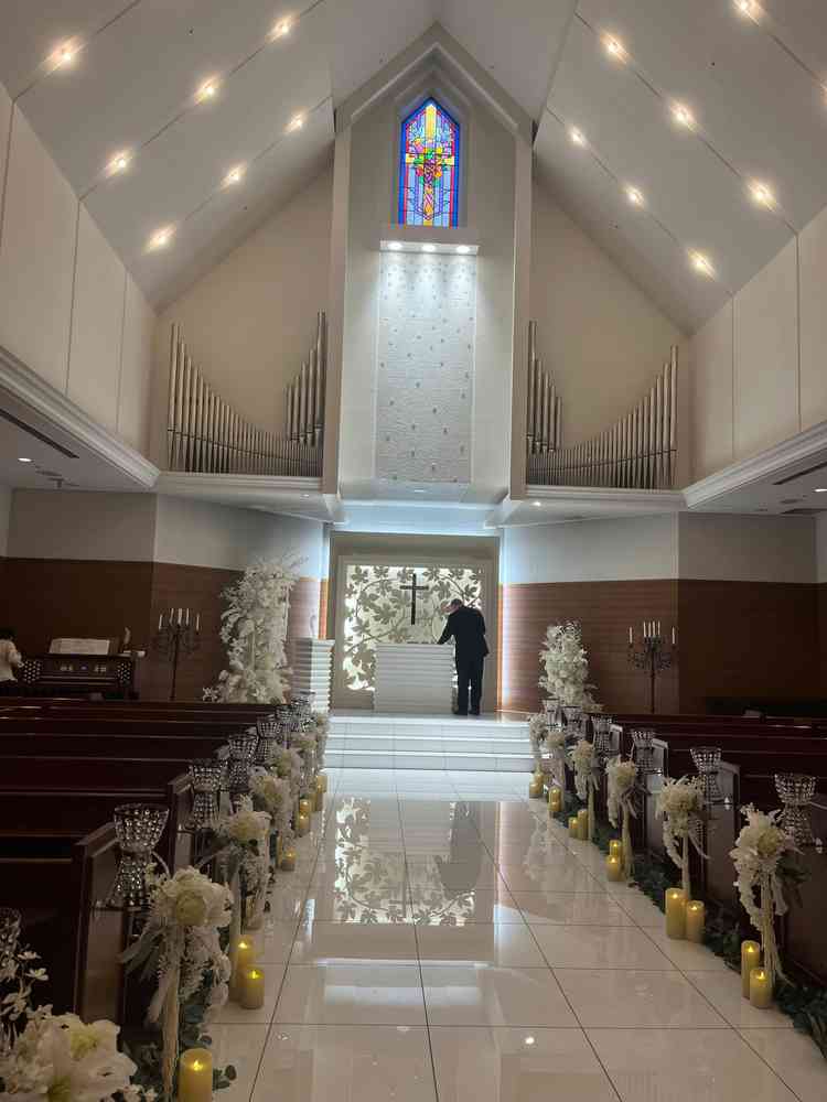 階段があるため、ドレスを綺麗に見せることができると思いました。