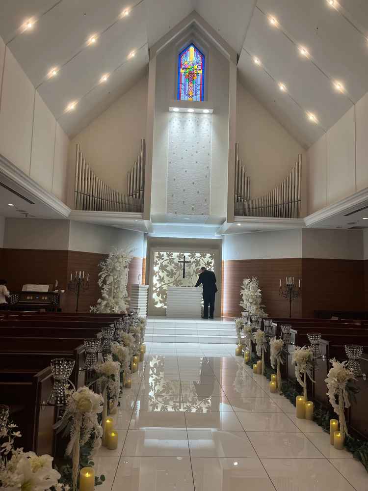 階段があるため、ドレスを綺麗に見せることができると思いました。