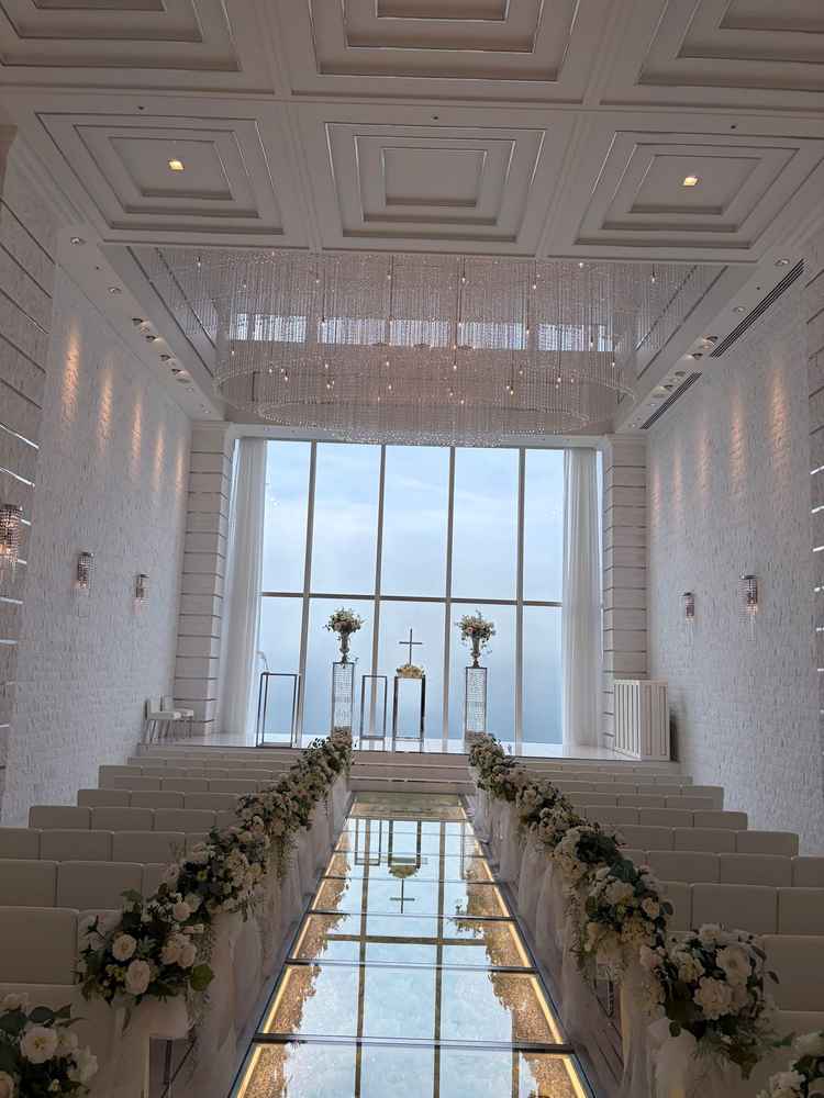 ガラス張りの大きな窓は、下の方はスモークがかかっている為、天神の街中が見えないようや工夫あり。