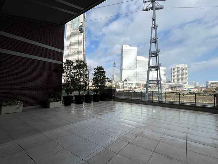 挙式会場を出たところで、みなとみらいの景色をバックにフラワーシャワー等できる場が広がっていた。