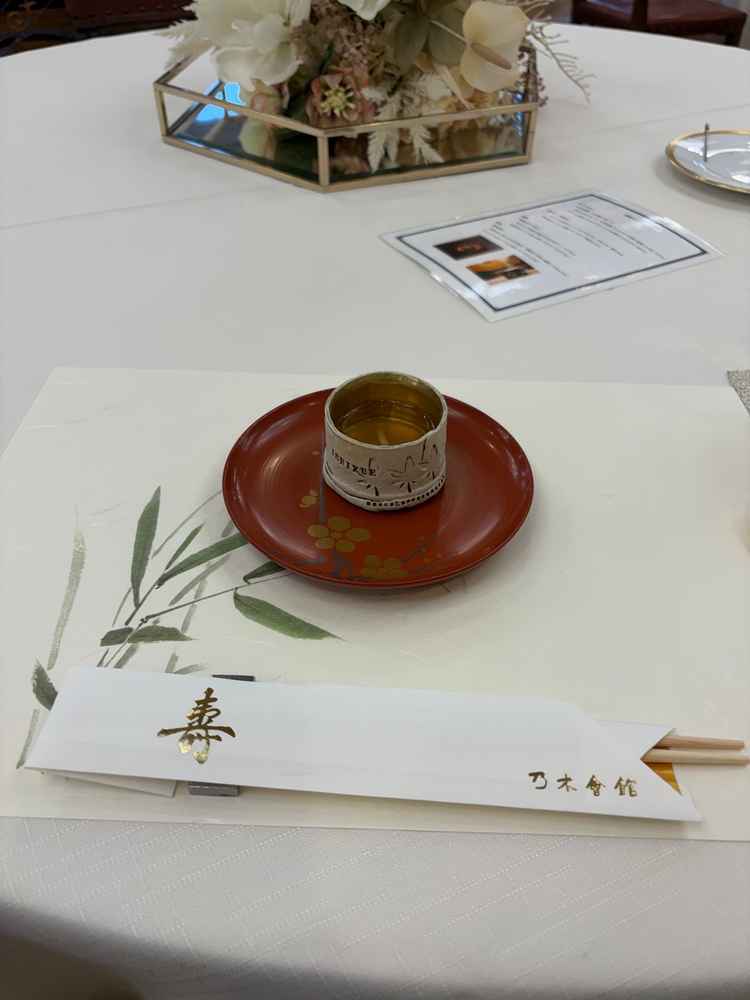 器がひとつひとつ違うのも素敵。ほっとする味わいのお出汁。