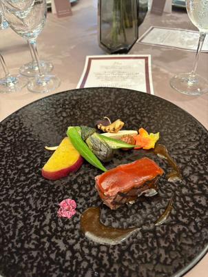 メイン料理の試食。こちらもソースをシェフが直接かけてくれるのがポイント。