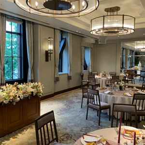 ゲストとの距離が近く、アットホームな雰囲気を作り出せそうな披露宴会場