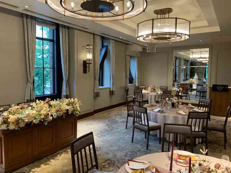 ゲストとの距離が近く、アットホームな雰囲気を作り出せそうな披露宴会場