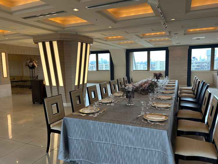 少人数向けの景色の良い披露宴会場。