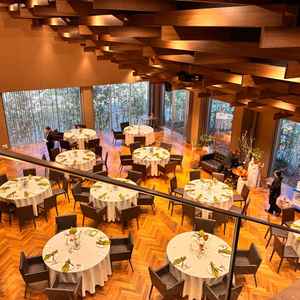 二つめの披露宴会場は木の色味が温かみのある雰囲気。