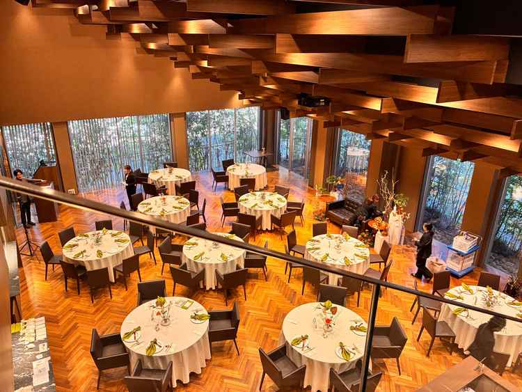 二つめの披露宴会場は木の色味が温かみのある雰囲気。