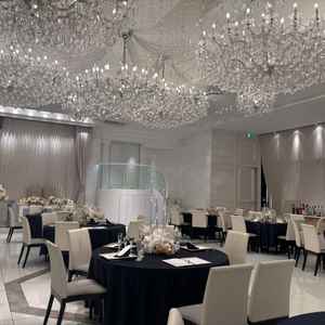 披露宴会場、シャンデリアが印象的でした