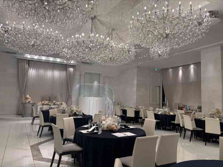 披露宴会場、シャンデリアが印象的でした