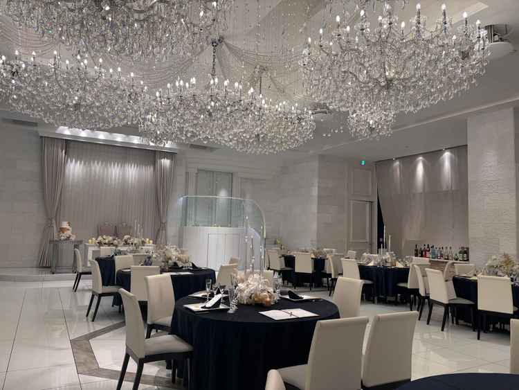 披露宴会場、シャンデリアが印象的でした