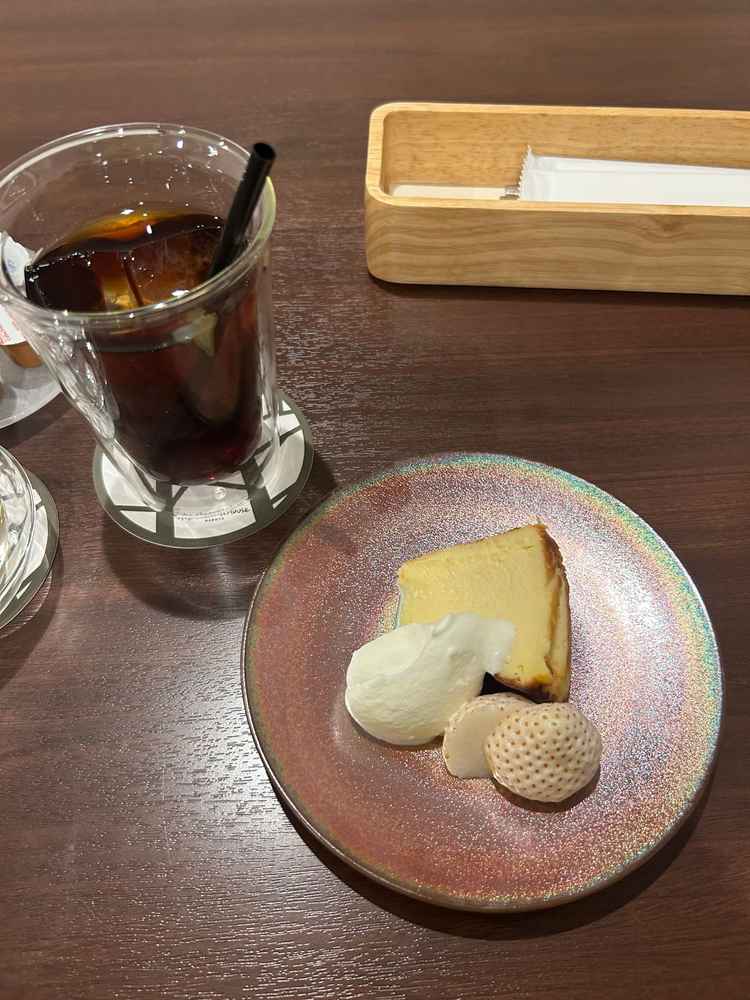 チーズケーキが何より美味しかった。試食も全部美味しかったです。
