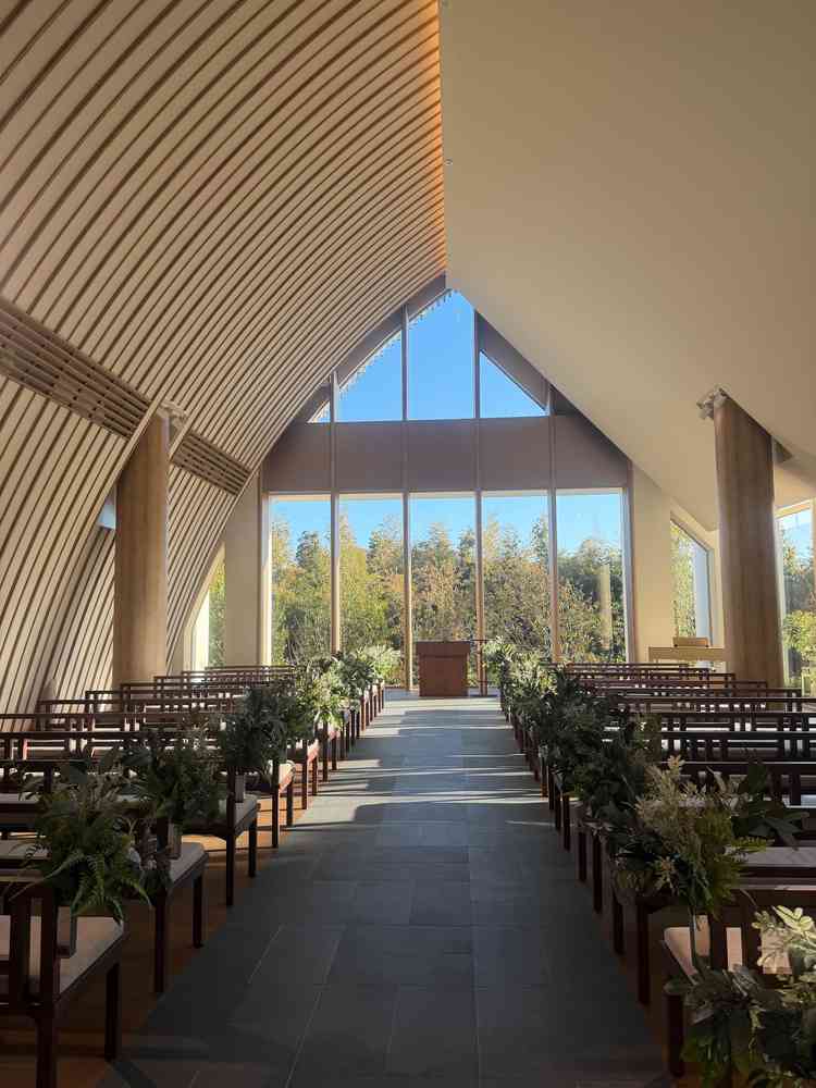 大きな窓ガラスから入る光は優しくまた窓から見える緑がとっても素敵。絶対にウェディングドレスが映える！