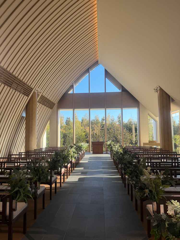 大きな窓ガラスから入る光は優しくまた窓から見える緑がとっても素敵。絶対にウェディングドレスが映える！