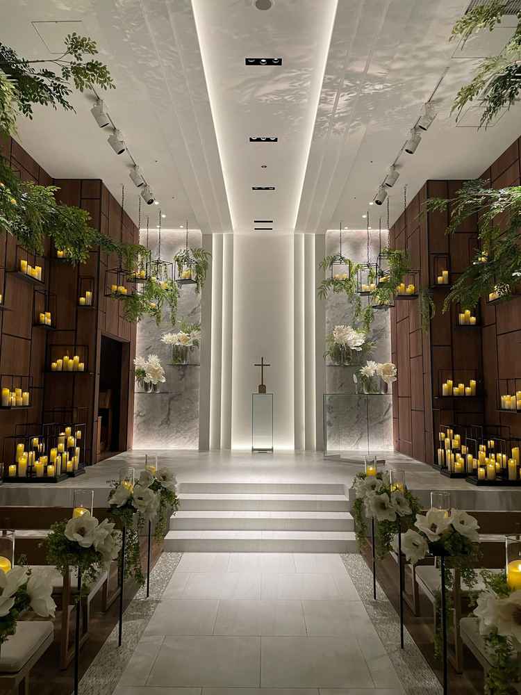 チャペルが木目と白いお花のコントラストが素敵でした。