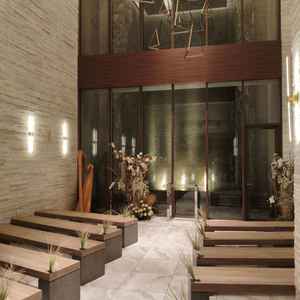 奥に水が流れていて、高さのあるチャペルでした。70人くらい入るとキツキツになりそうです。