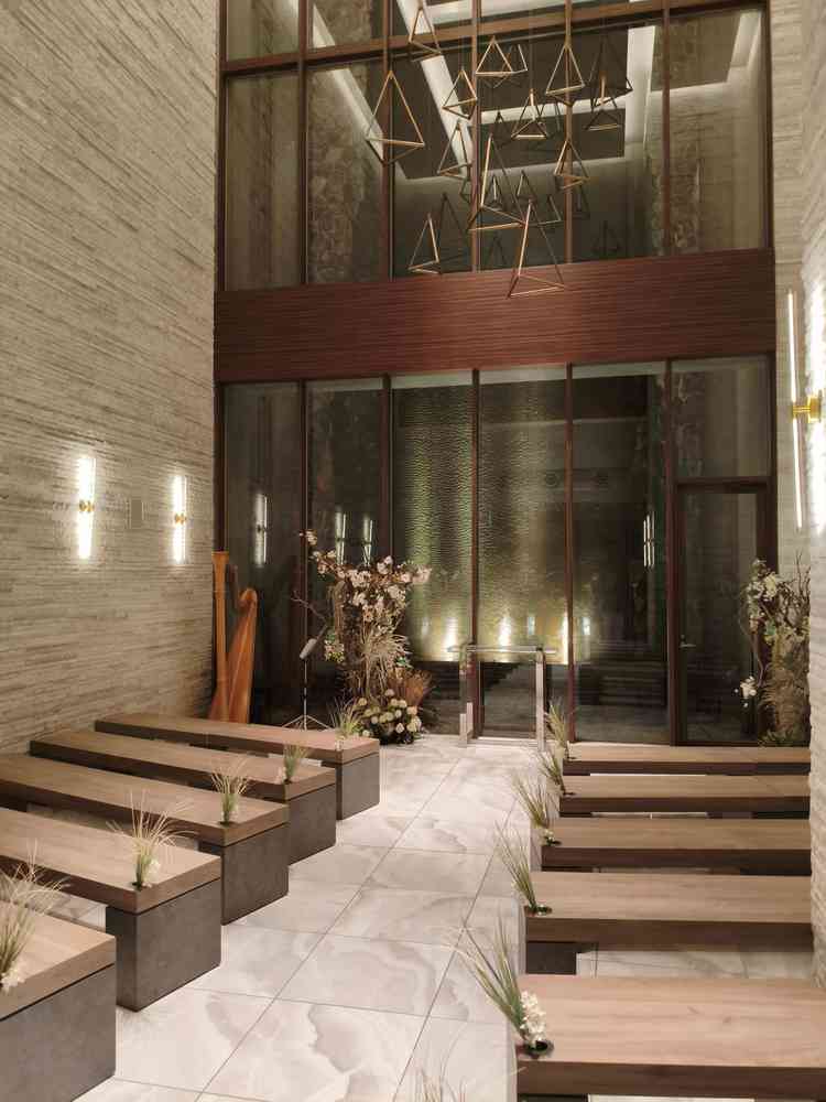 奥に水が流れていて、高さのあるチャペルでした。70人くらい入るとキツキツになりそうです。