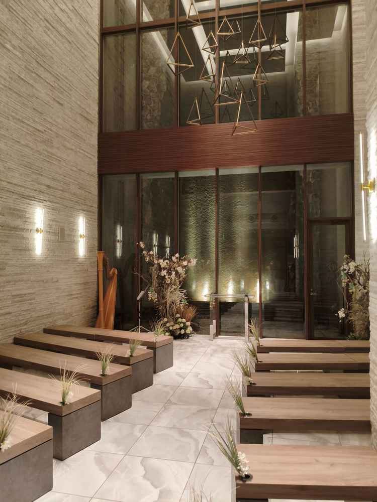 奥に水が流れていて、高さのあるチャペルでした。70人くらい入るとキツキツになりそうです。