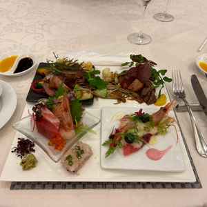 食事は本当に美味しかったです。特に和食の天ぷらがとても美味しく、お刺身が新鮮でした。