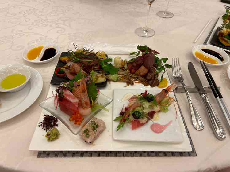 食事は本当に美味しかったです。特に和食の天ぷらがとても美味しく、お刺身が新鮮でした。