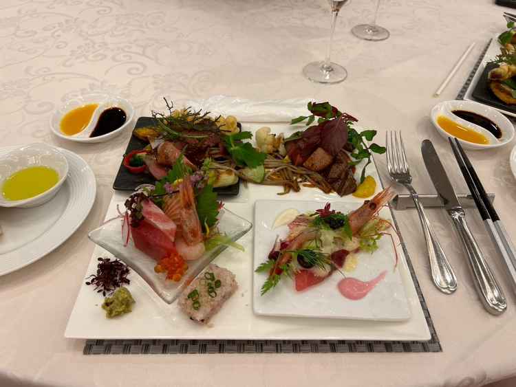 食事は本当に美味しかったです。特に和食の天ぷらがとても美味しく、お刺身が新鮮でした。