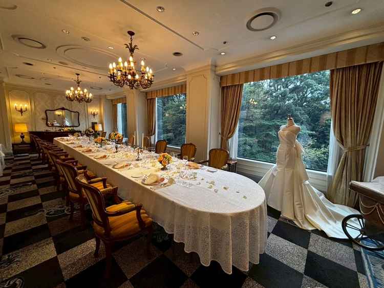 クラシカルで気品あふれる披露宴会場。大きな窓から緑が望め、上質な雰囲気。