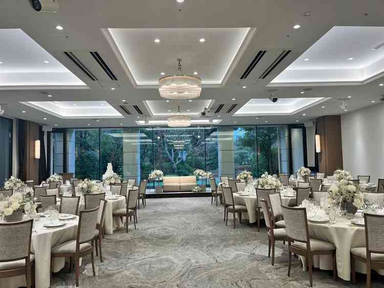 披露宴会場。全面が窓になっており開放感を感じられる。