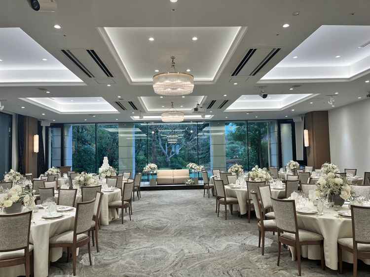 披露宴会場。全面が窓になっており開放感を感じられる。