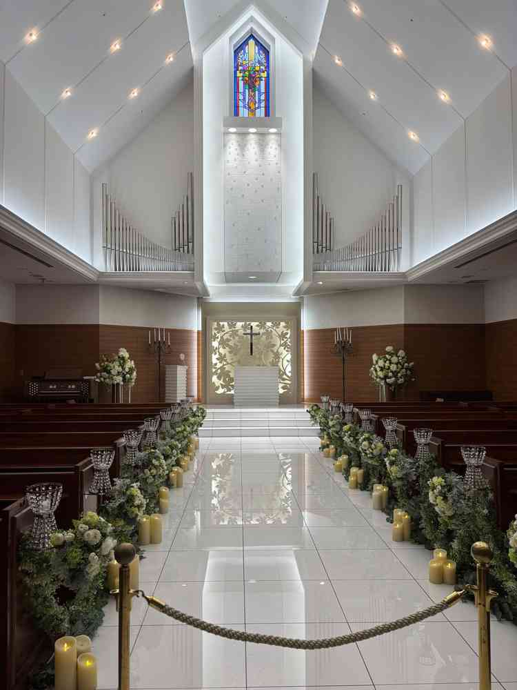 ヴァージンロードが広くて歩きやすそうでした。天井も高く雰囲気がとても良かったです。