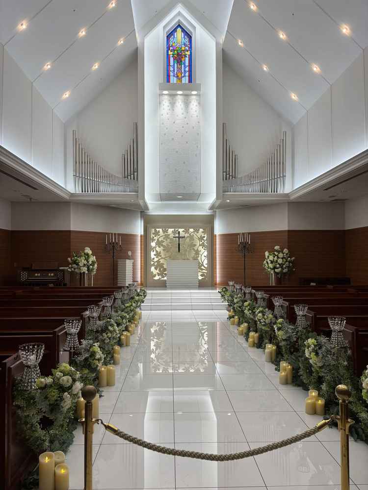 ヴァージンロードが広くて歩きやすそうでした。天井も高く雰囲気がとても良かったです。