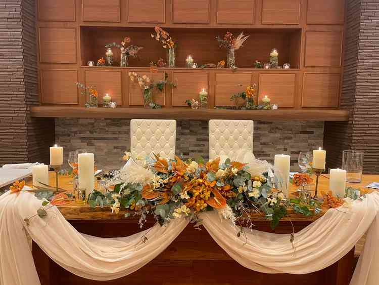 披露宴会場もとてもおしゃれですがシンプルさもあり、アレンジできそう