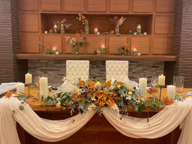 披露宴会場もとてもおしゃれですがシンプルさもあり、アレンジできそう