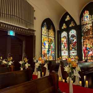 横のステンドグラスも綺麗で写真映えすると思います。