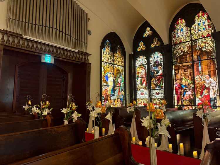 横のステンドグラスも綺麗で写真映えすると思います。