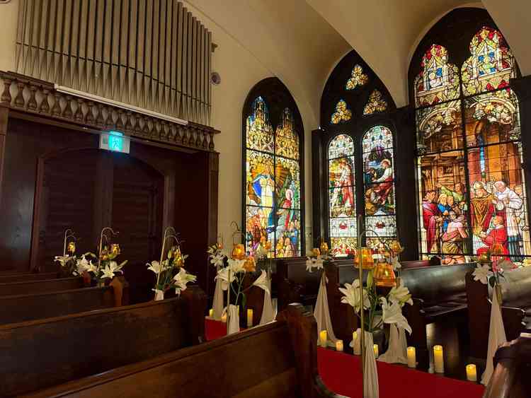 横のステンドグラスも綺麗で写真映えすると思います。