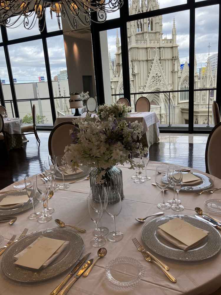 スカイビュールーム邸。窓からは大聖堂も一望出来て、会話も弾み素敵な空間を過ごすことが出来そうです。