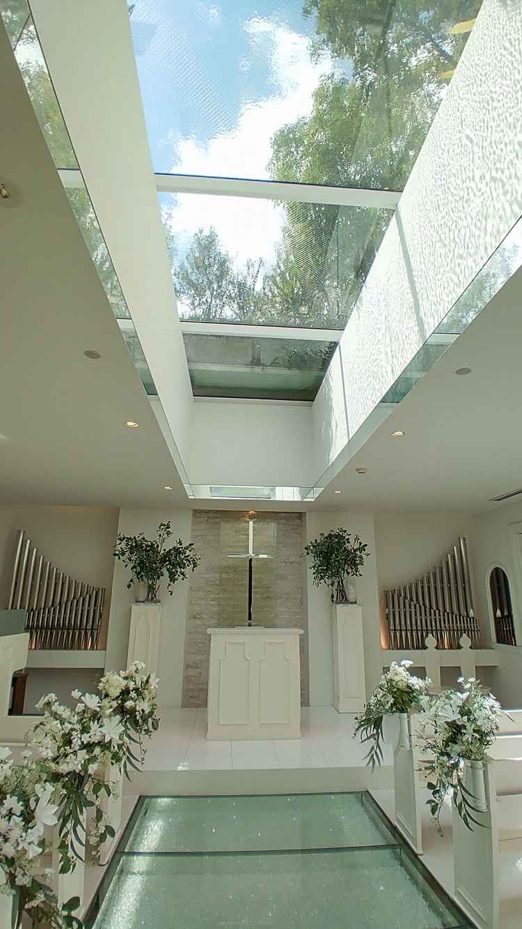 チャペルの天井のガラスに水が流れていて、水の模様の影が白い天井にキラキラ反射して、とても素敵でした♪