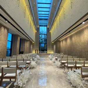 チャペル。かなり天井が高く開放感がある。またセンターの通路も広い点がポイント