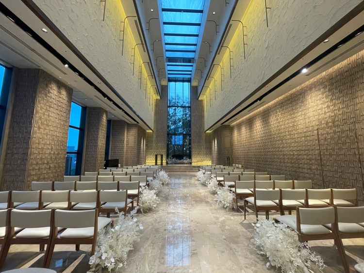 チャペル。かなり天井が高く開放感がある。またセンターの通路も広い点がポイント