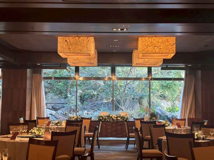 大きな窓から美しい緑が一望でき、自然光が差し込む明るく開放的な雰囲気は、まさに理想の空間でした。