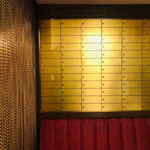 あちこちに健在する、元銀行の品々が非日常感を演出してくれます。