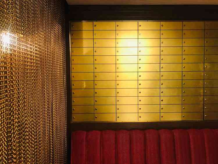 あちこちに健在する、元銀行の品々が非日常感を演出してくれます。