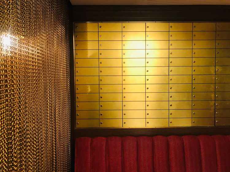 あちこちに健在する、元銀行の品々が非日常感を演出してくれます。