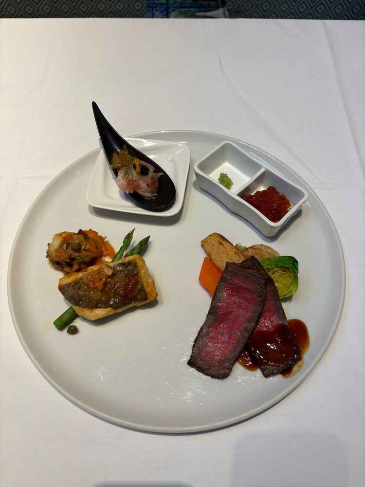 食事。スタンダードコースとす終えシャルコースの一部を食すことができ、喜んでもらえる味だと思った