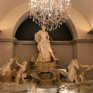 入り口すぐに噴水がありました。非日常の雰囲気を感じます。