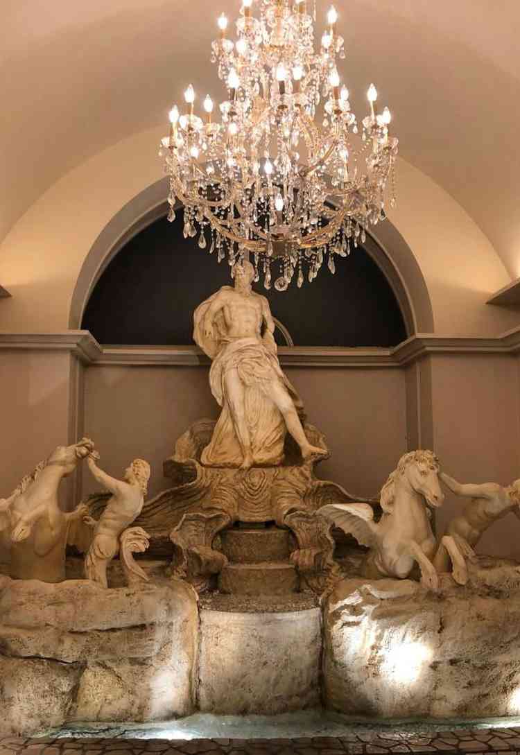 入り口すぐに噴水がありました。非日常の雰囲気を感じます。