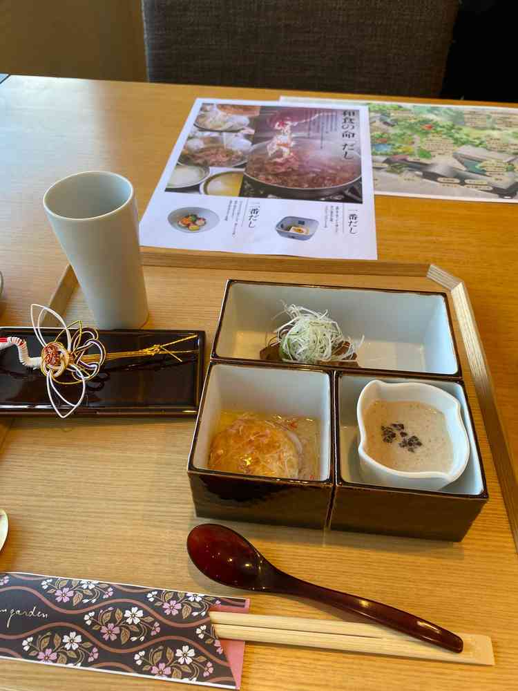 試食。きのこのソースがかかった茶碗蒸しが芳香でとても美味しかったです。