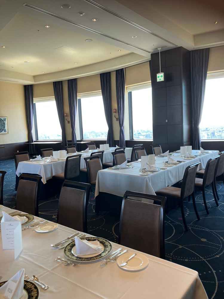 友人達が座るテーブル